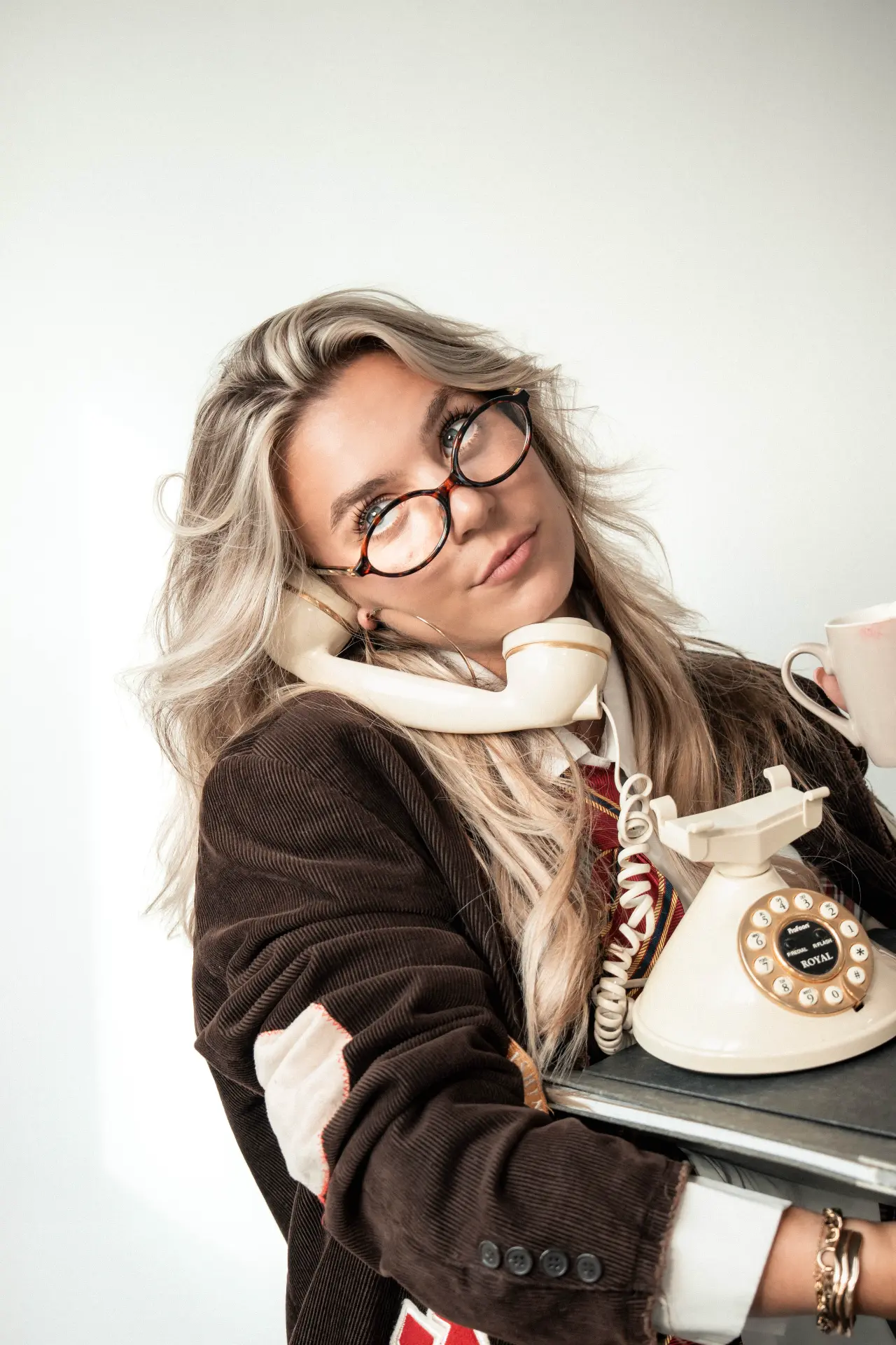 Jasmijn van Blossom met een vintage telefoon